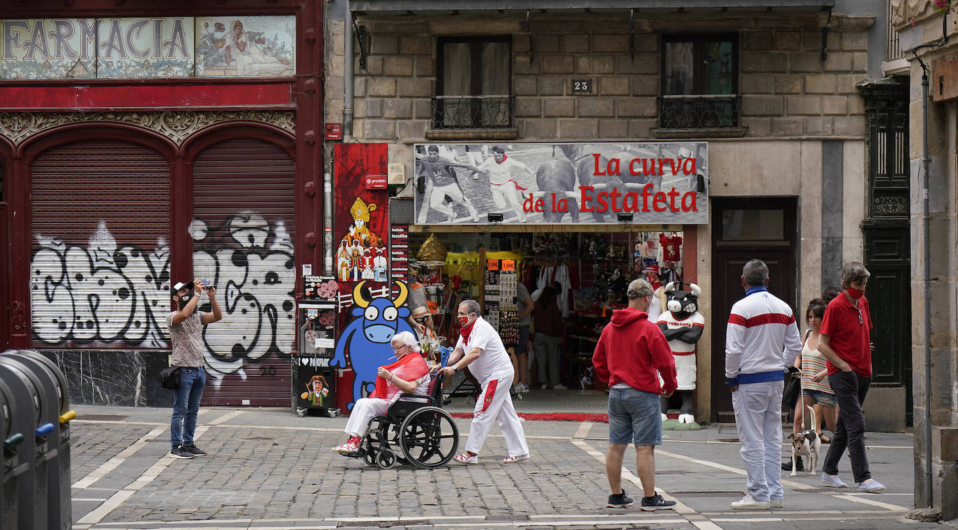 Danzaron. Lloraron. Adoraron. Extraño día el que sucede al 5 de mayo y al seis de junio. En Lesaka, San Martín de Tours cedió el altar de su iglesia al santo moreno. Chispeó y sopló del Norte en Iruñea. En Antxo, escaparates en rojo, negro y blanco