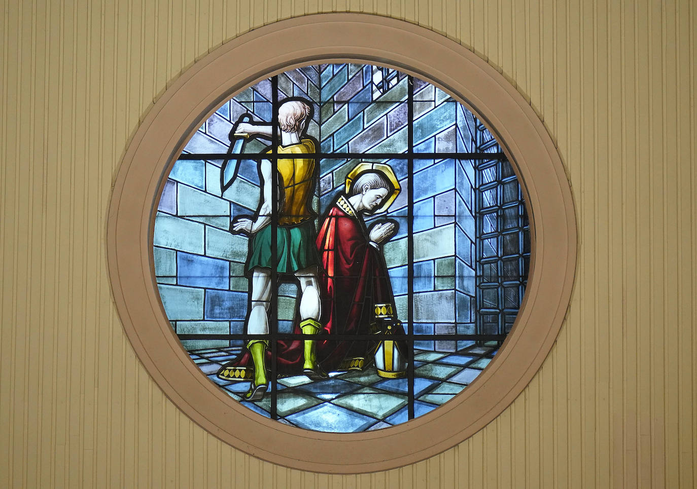 Danzaron. Lloraron. Adoraron. Extraño día el que sucede al 5 de mayo y al seis de junio. En Lesaka, San Martín de Tours cedió el altar de su iglesia al santo moreno. Chispeó y sopló del Norte en Iruñea. En Antxo, escaparates en rojo, negro y blanco