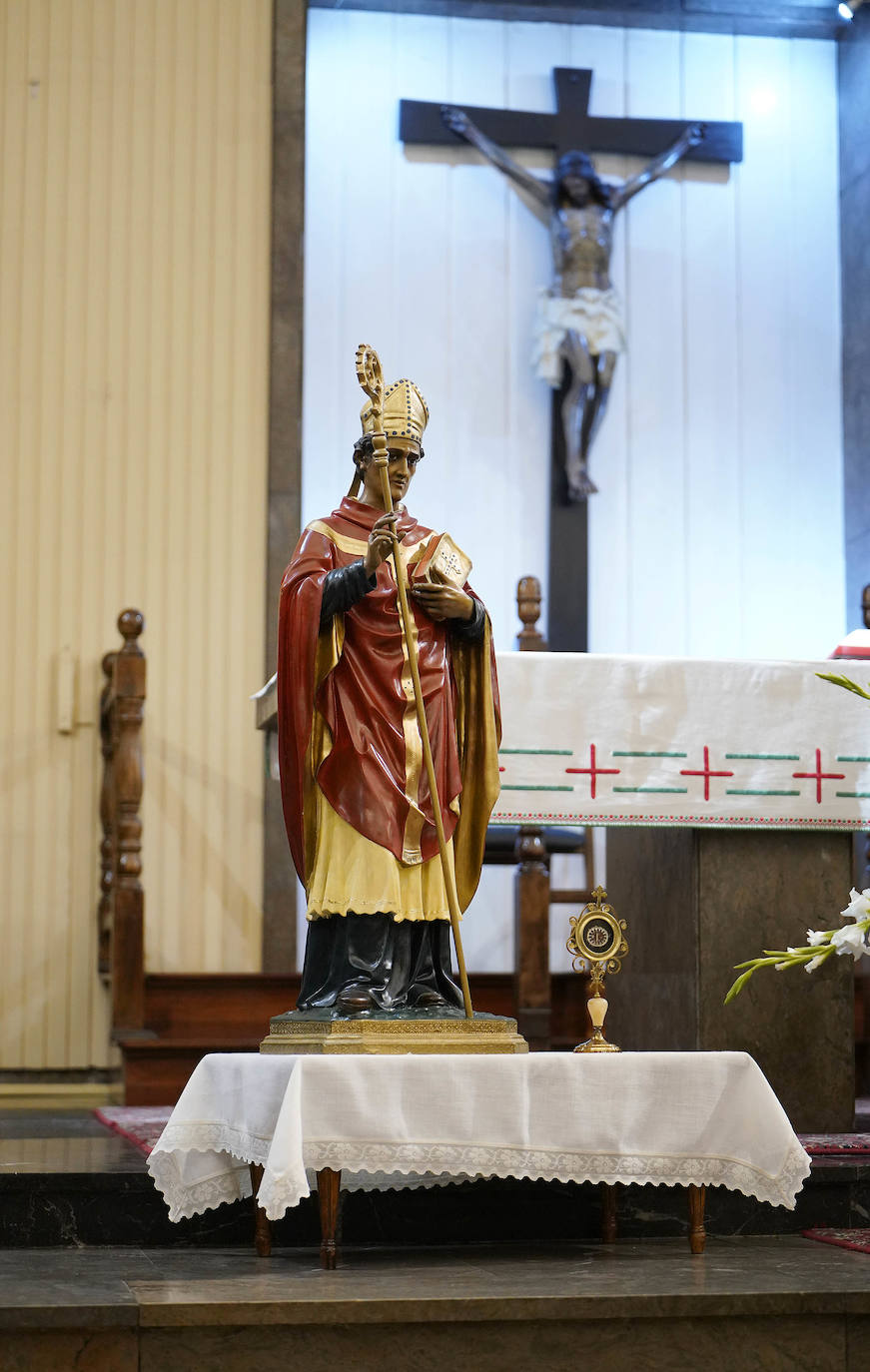 Danzaron. Lloraron. Adoraron. Extraño día el que sucede al 5 de mayo y al seis de junio. En Lesaka, San Martín de Tours cedió el altar de su iglesia al santo moreno. Chispeó y sopló del Norte en Iruñea. En Antxo, escaparates en rojo, negro y blanco