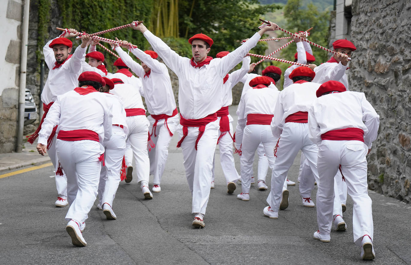 Danzaron. Lloraron. Adoraron. Extraño día el que sucede al 5 de mayo y al seis de junio. En Lesaka, San Martín de Tours cedió el altar de su iglesia al santo moreno. Chispeó y sopló del Norte en Iruñea. En Antxo, escaparates en rojo, negro y blanco