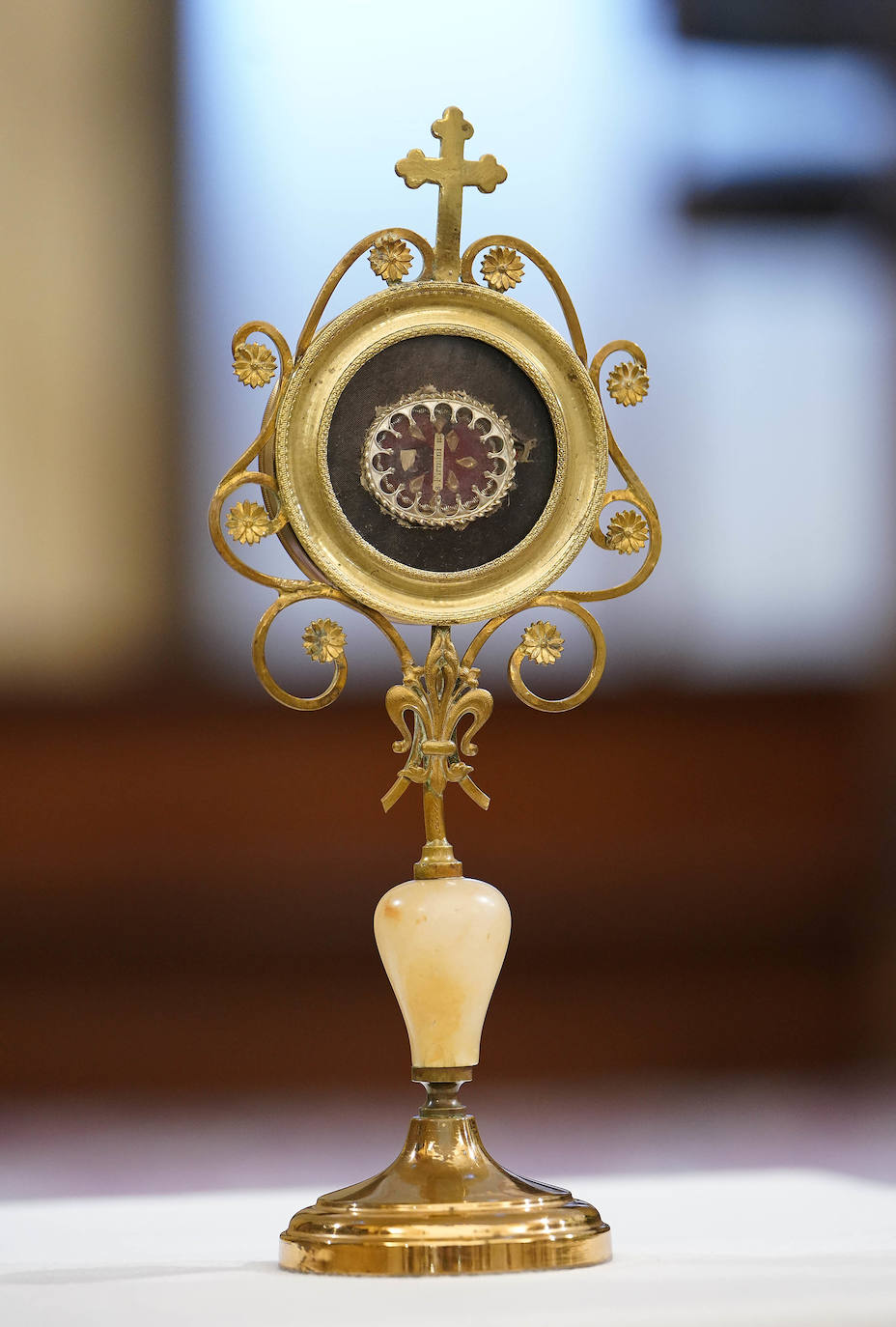 Danzaron. Lloraron. Adoraron. Extraño día el que sucede al 5 de mayo y al seis de junio. En Lesaka, San Martín de Tours cedió el altar de su iglesia al santo moreno. Chispeó y sopló del Norte en Iruñea. En Antxo, escaparates en rojo, negro y blanco