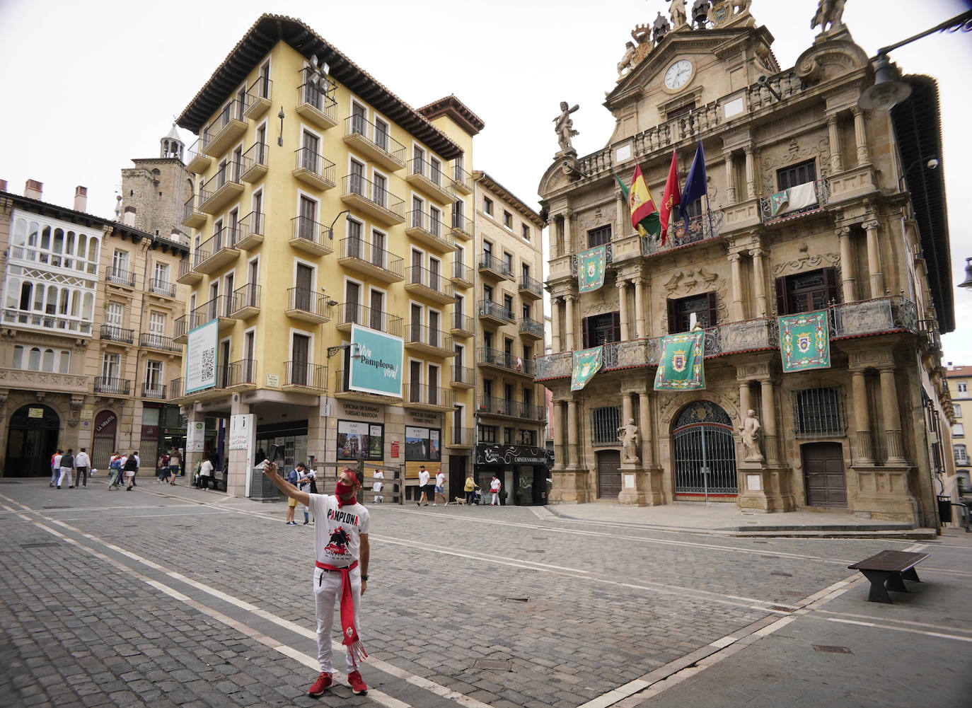 Danzaron. Lloraron. Adoraron. Extraño día el que sucede al 5 de mayo y al seis de junio. En Lesaka, San Martín de Tours cedió el altar de su iglesia al santo moreno. Chispeó y sopló del Norte en Iruñea. En Antxo, escaparates en rojo, negro y blanco