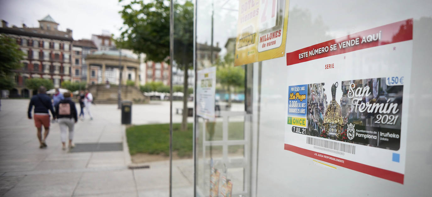 Danzaron. Lloraron. Adoraron. Extraño día el que sucede al 5 de mayo y al seis de junio. En Lesaka, San Martín de Tours cedió el altar de su iglesia al santo moreno. Chispeó y sopló del Norte en Iruñea. En Antxo, escaparates en rojo, negro y blanco