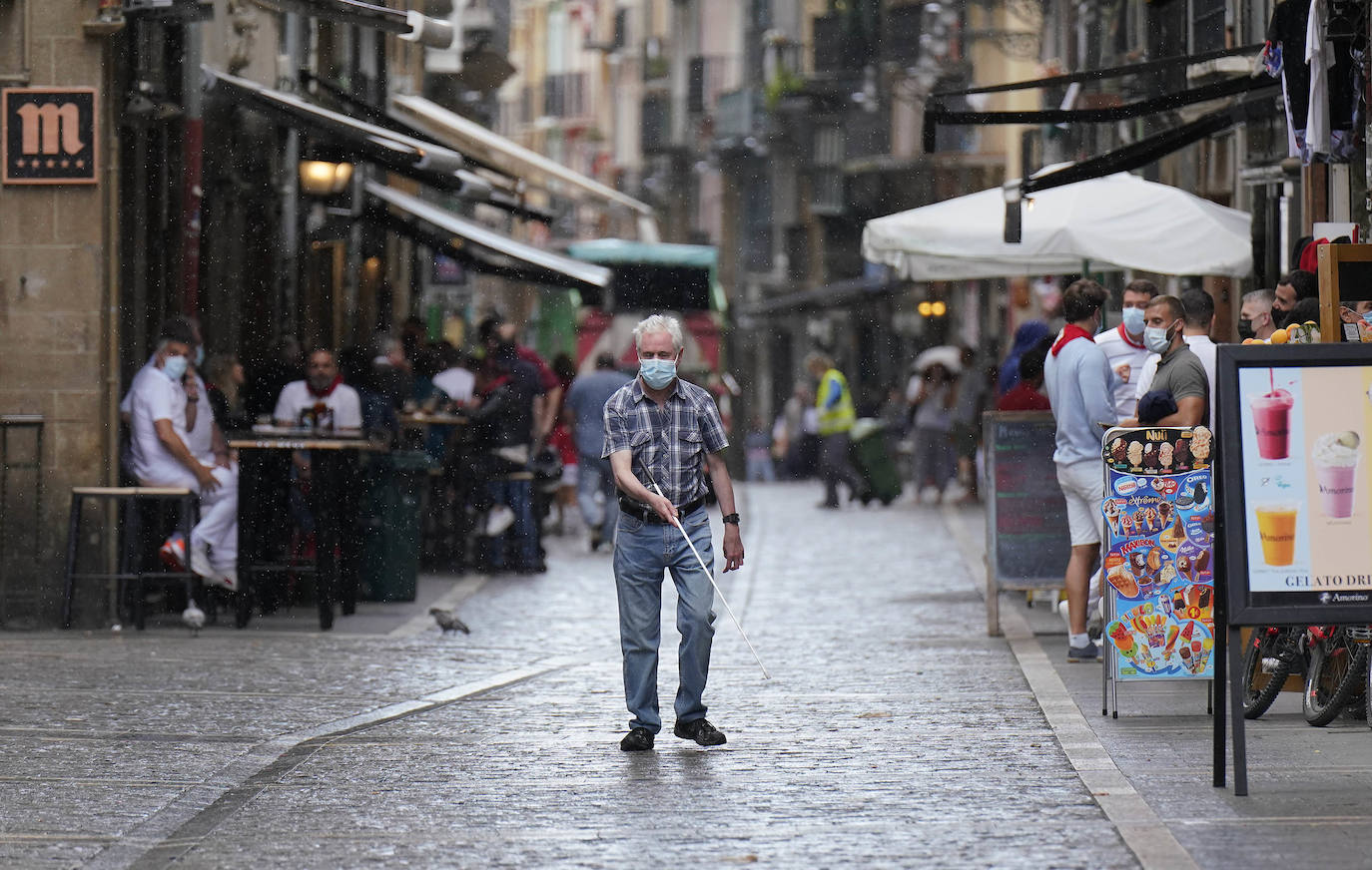 Danzaron. Lloraron. Adoraron. Extraño día el que sucede al 5 de mayo y al seis de junio. En Lesaka, San Martín de Tours cedió el altar de su iglesia al santo moreno. Chispeó y sopló del Norte en Iruñea. En Antxo, escaparates en rojo, negro y blanco
