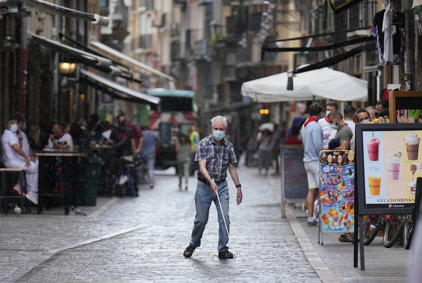 Danzaron. Lloraron. Adoraron. Extraño día el que sucede al 5 de mayo y al seis de junio. En Lesaka, San Martín de Tours cedió el altar de su iglesia al santo moreno. Chispeó y sopló del Norte en Iruñea. En Antxo, escaparates en rojo, negro y blanco