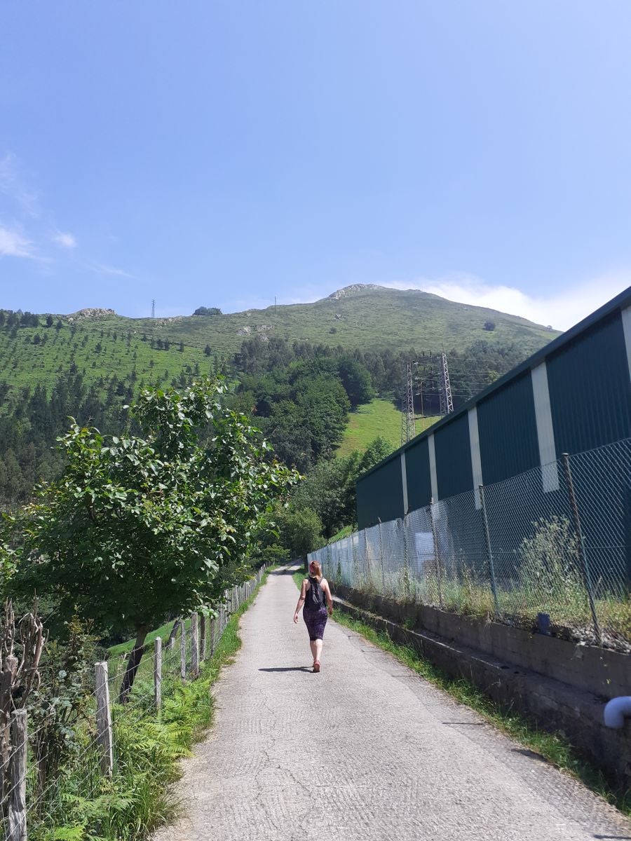 Esta sencilla cima, presidida por una cruz y que cuenta con dos buzones, nos sorprende con su preciosas vistar al Cantábrico