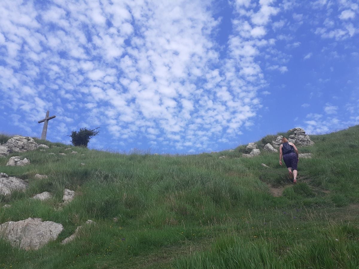 Esta sencilla cima, presidida por una cruz y que cuenta con dos buzones, nos sorprende con su preciosas vistar al Cantábrico