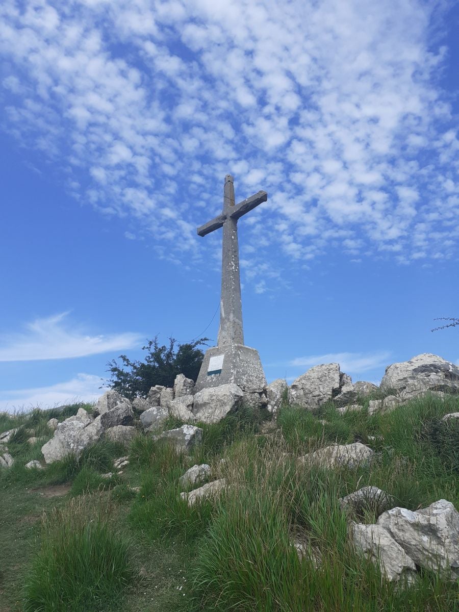 Esta sencilla cima, presidida por una cruz y que cuenta con dos buzones, nos sorprende con su preciosas vistar al Cantábrico