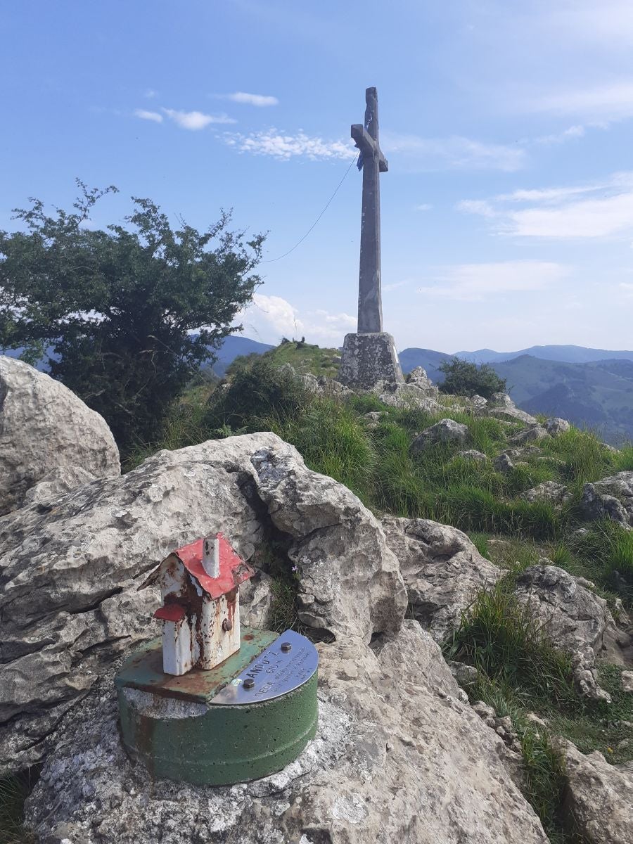 Esta sencilla cima, presidida por una cruz y que cuenta con dos buzones, nos sorprende con su preciosas vistar al Cantábrico