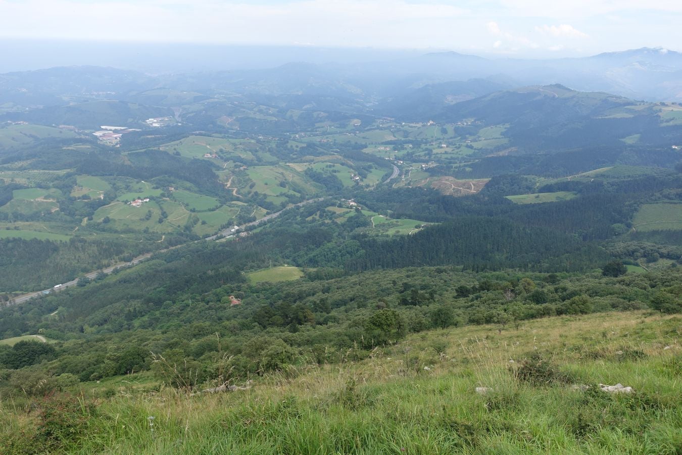 Esta sencilla cima, presidida por una cruz y que cuenta con dos buzones, nos sorprende con su preciosas vistar al Cantábrico