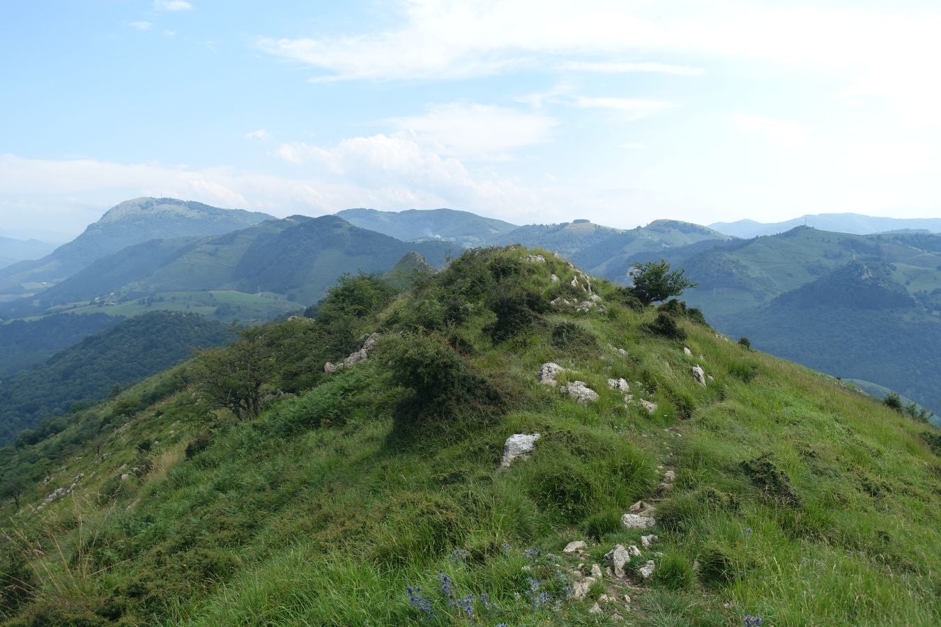 Esta sencilla cima, presidida por una cruz y que cuenta con dos buzones, nos sorprende con su preciosas vistar al Cantábrico
