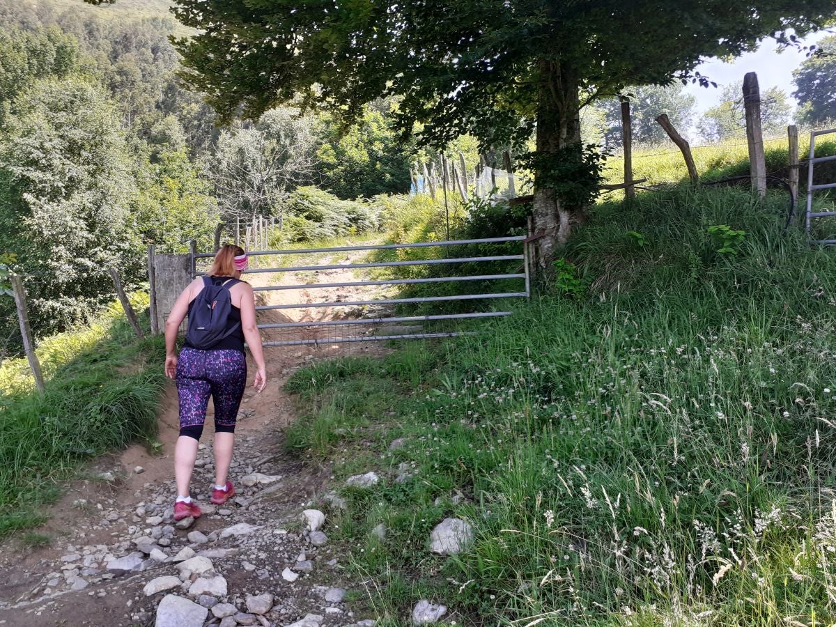 Esta sencilla cima, presidida por una cruz y que cuenta con dos buzones, nos sorprende con su preciosas vistar al Cantábrico