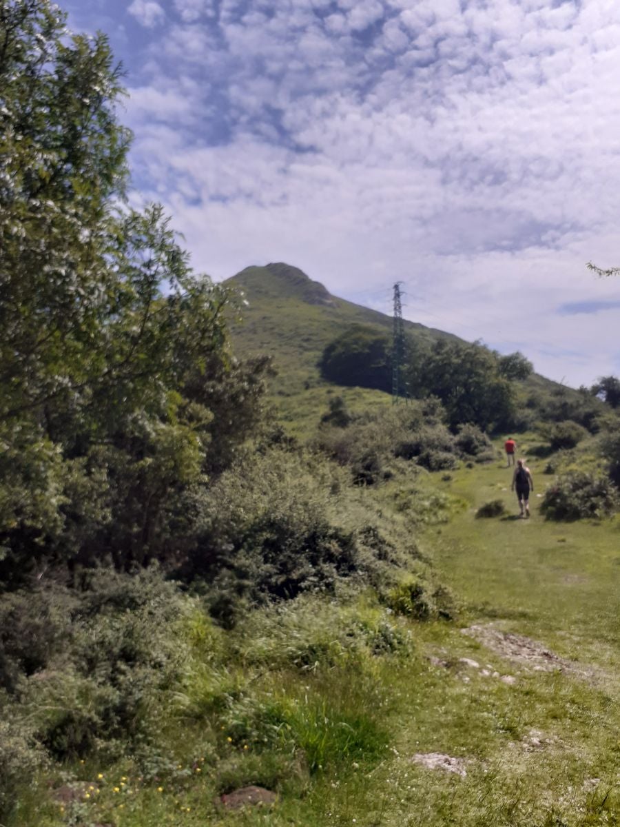Esta sencilla cima, presidida por una cruz y que cuenta con dos buzones, nos sorprende con su preciosas vistar al Cantábrico