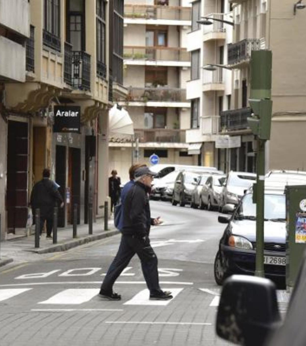 Imagen del antes y después de la reforma de la calle Laskorain, donde se puede observar que las aceras y la carretera se encuentran al mismo nivel. 