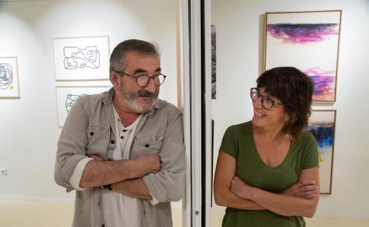 Juan Chillida y Oaia Peruarena, entre las dos salas de la galería. 