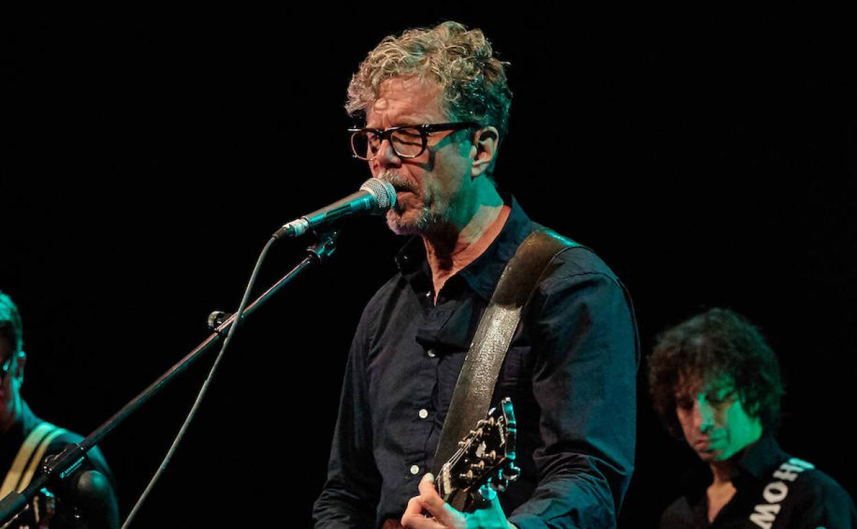 Gary Louris, líder de The Jayhawks, en una de sus últimas actuaciones. 