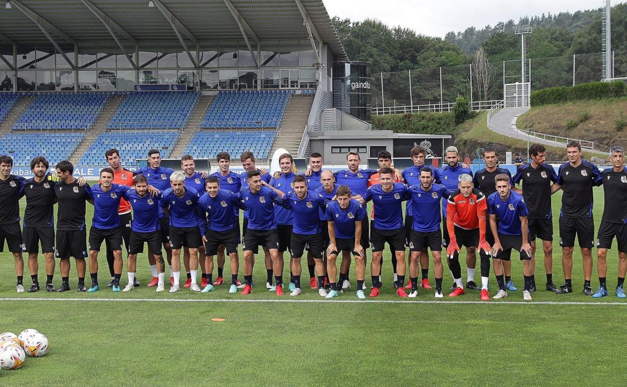 Los 23 jugadores disponibles y el staff técnico posan en el José Luis Orbegozo de Zubieta. 