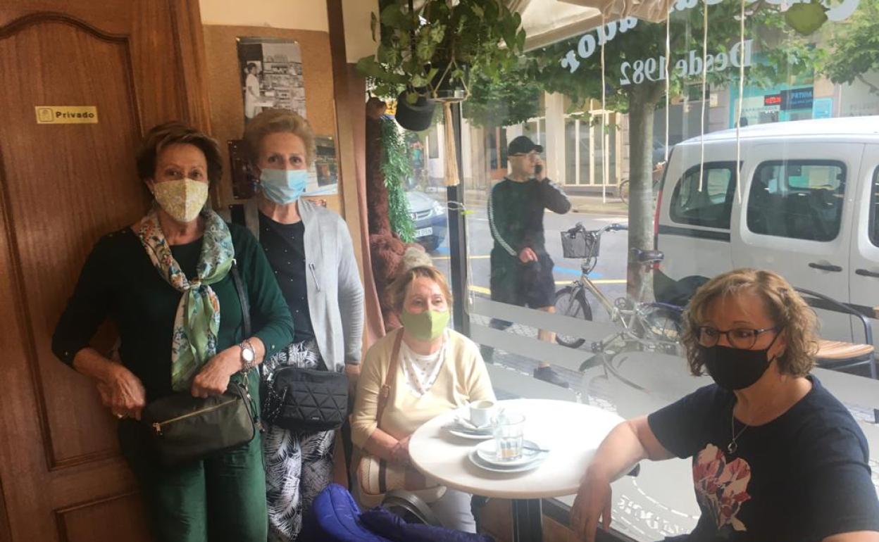 Marisa, junto a sus amigas en la Cafetería Salvador de Gros este viernes.