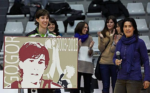 Homenaje de la UPV a Iulene al cumplir 10 temporadas en el club.