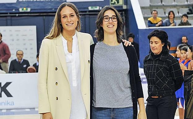 Iulene Olabarria con Onintza Aduriz el día de su despedida. 