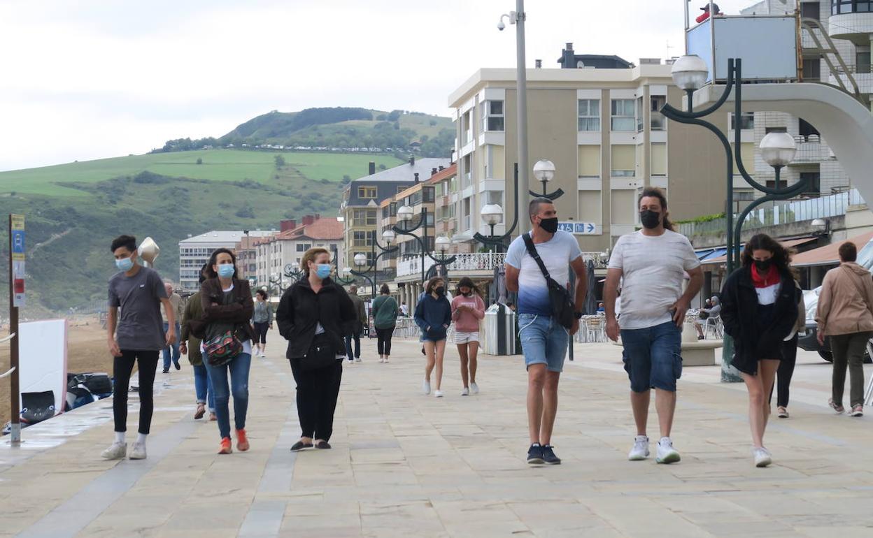 El virus se expande sin control por Euskadi y deja otros 703 contagiados