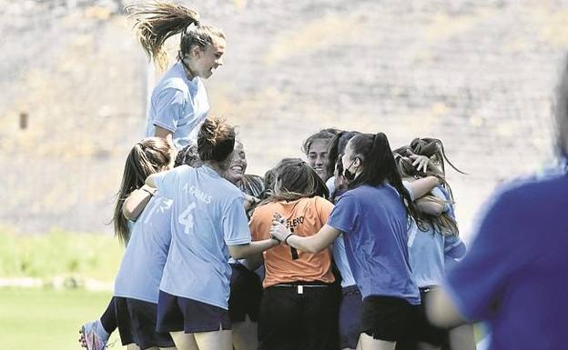 Las chicas del Futfem celebran uno de los goles. 