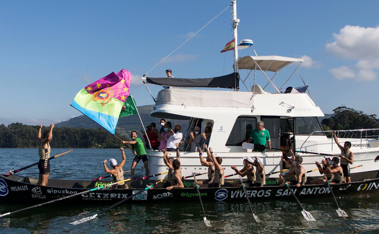Los remeros getariarras celebran la victoria cosechada en Camargo. 