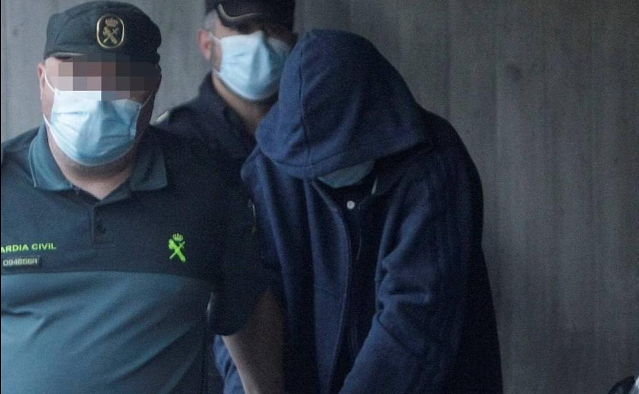 Un momento durante la detención de uno de los jóvenes implicados en el asesinato de Samuel.