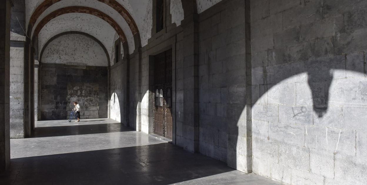 Imagen de los soportales de San Francisco, iglesia que desde este mes completará el recorrido y visita de 'Los TresTemplos de Tolosa'. 