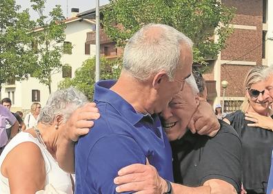 Imagen secundaria 1 - Ane Mintegi con su entrenador. Su padre, de azul, abraza a un amigo en Idiazabal.