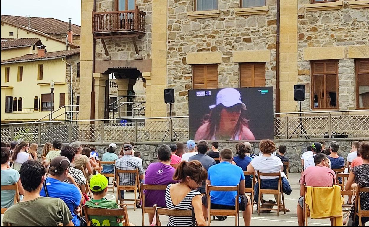 Ane Mintegiren garaipena emozio handiz bizi dute Idiazabalen. 
