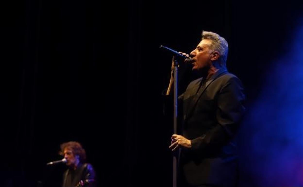 Loquillo en el inicio de su concierto en Córdoba que fue después suspendido