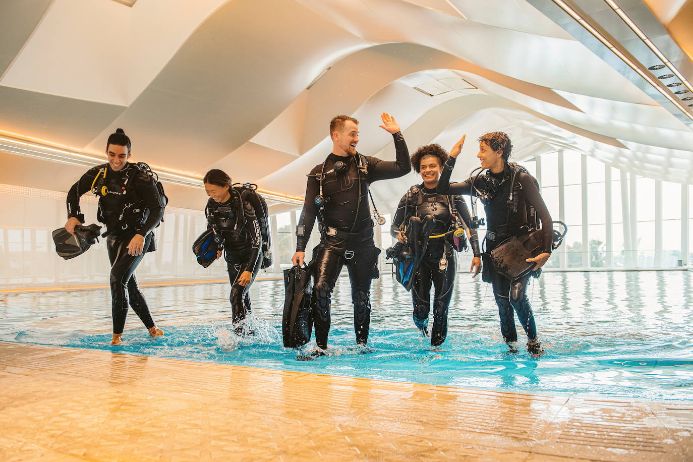 Deep Dive Dubai es la piscina más profunda del mundo, en la que hay que descender hasta 70 metros para llegar al fondo y hasta una ciudad sumergida.