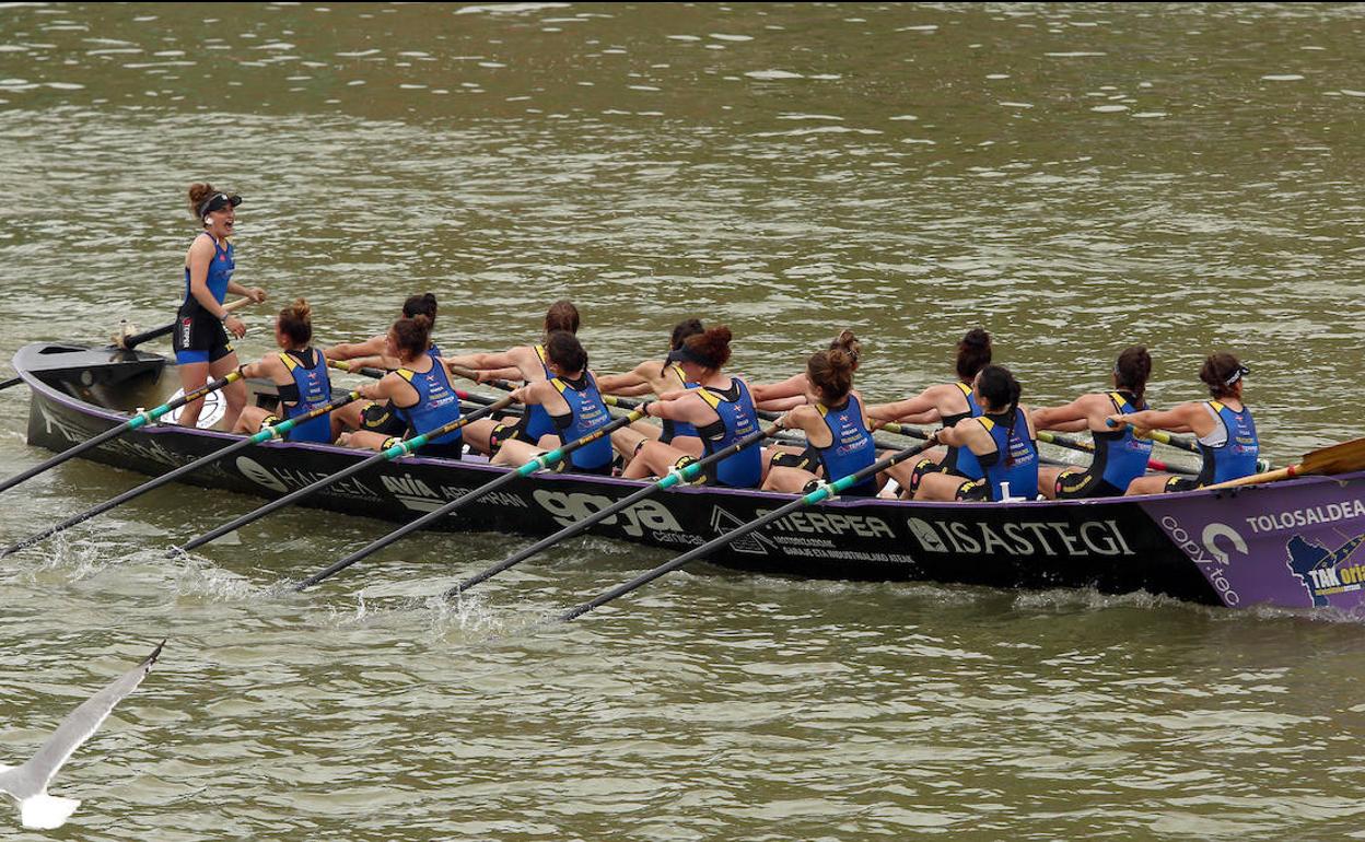 Tolosaldea, durante la primera regata de la temporada en aguas de Pasaia.