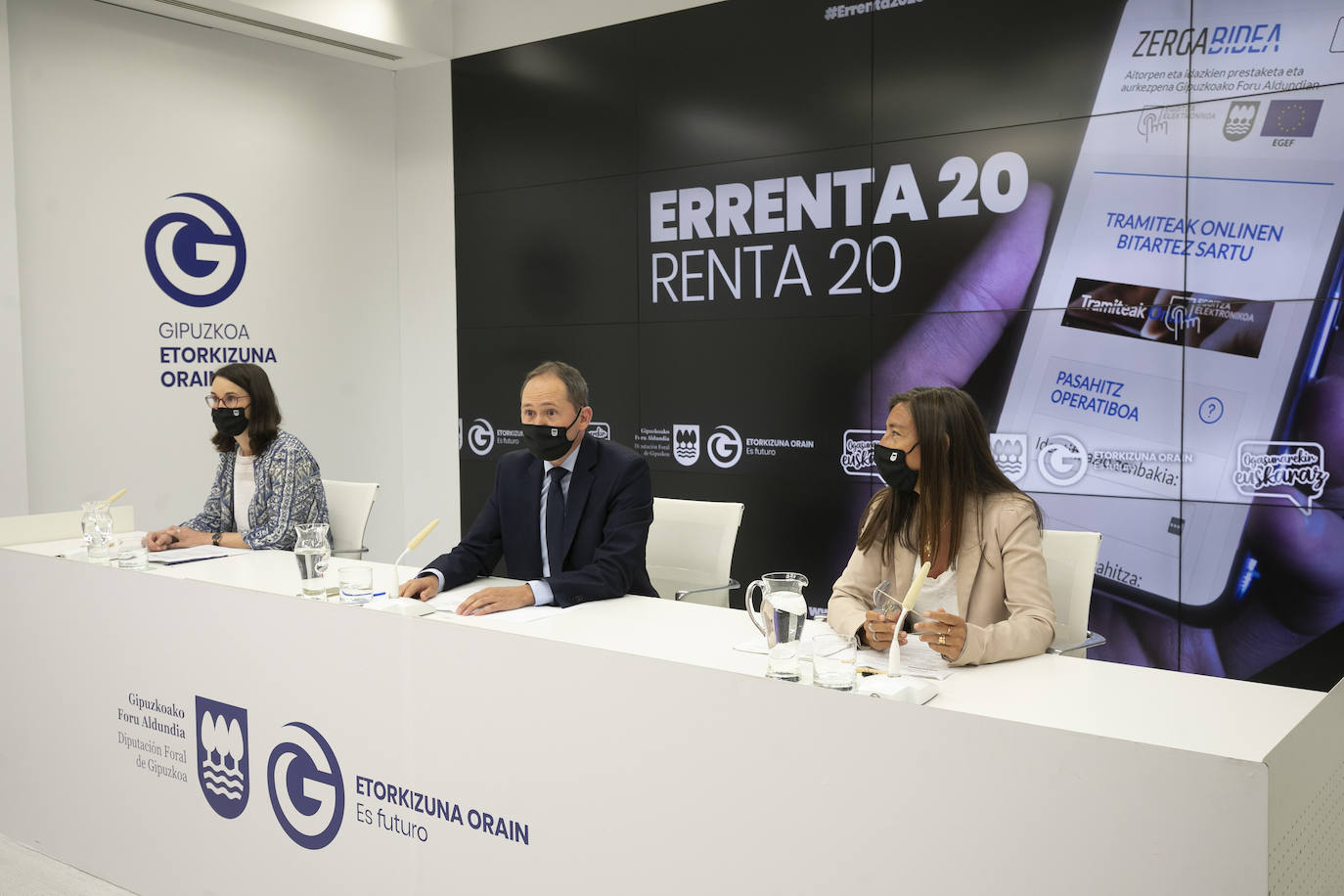 Jokin Perona, en el centro, durante la presentación de los resultados de la Campaña de la Renta 2020.