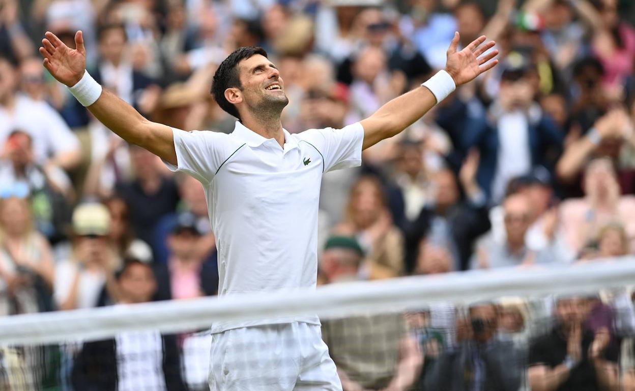 Novak Djokovic celebra su victoria en Wimbledon.