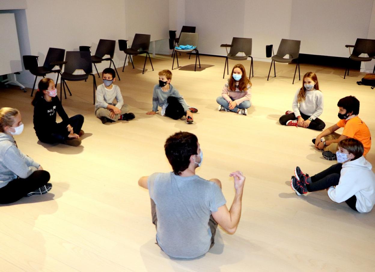 Eneko Beretxinaga con los alumnos de la Bertso Eskola durante una de las clases del pasado curso. 