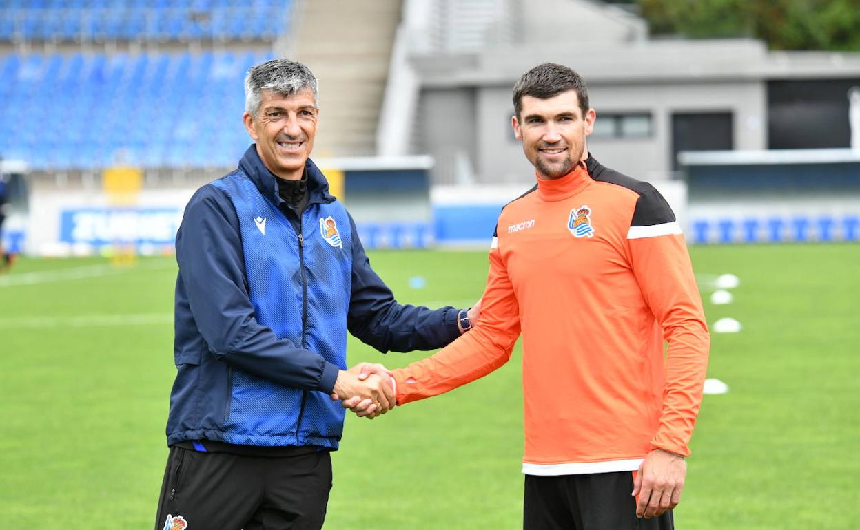 Imanol estrecha la mano con Ryan en el primer entrenamiento del guardameta australiano en Zubieta.