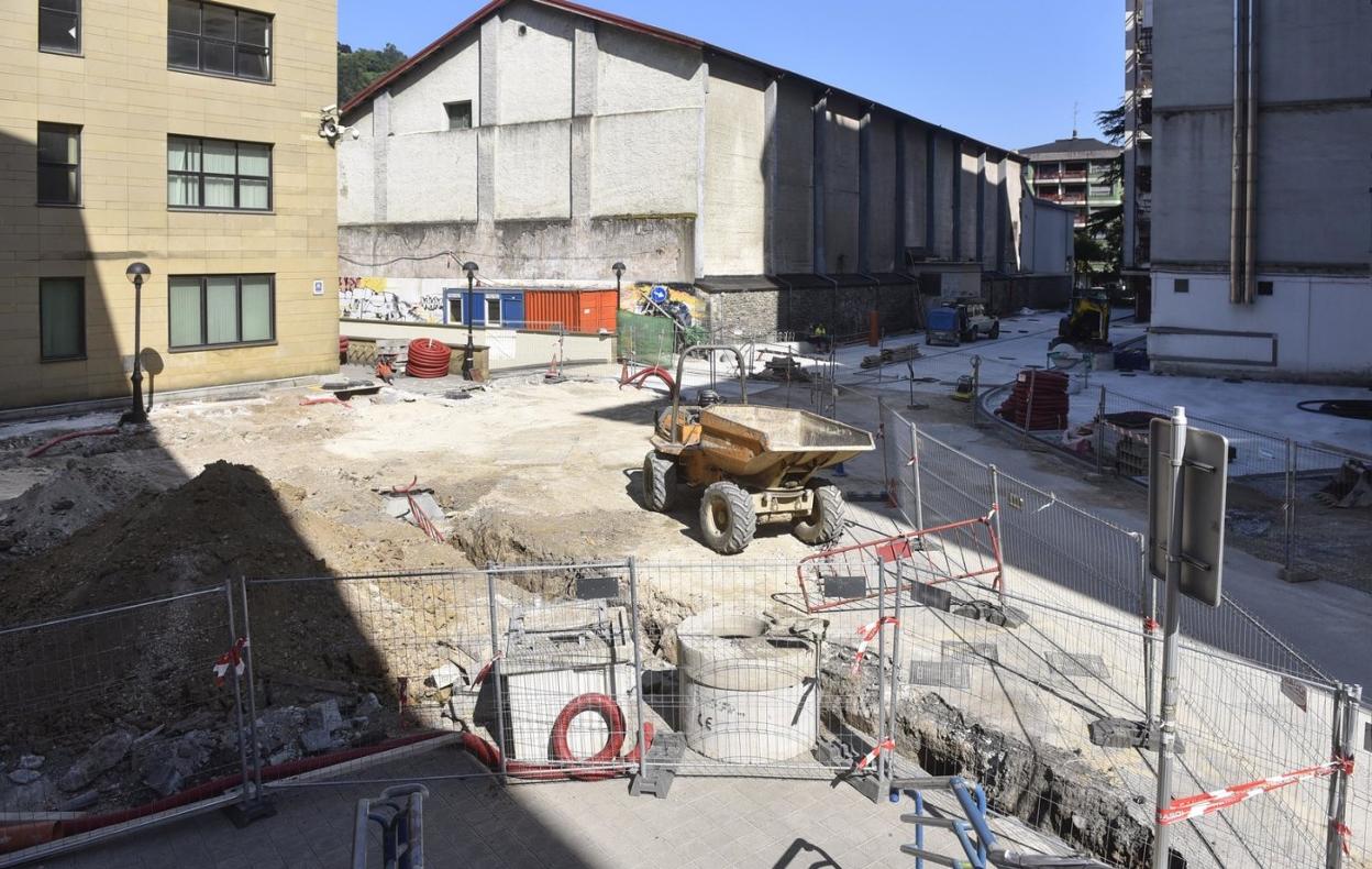 Se contará con mayor espacio para pasear, se ampliarán las aceras y se adecuarán las rampas colocando al mismo nivel la acera y carretera. 