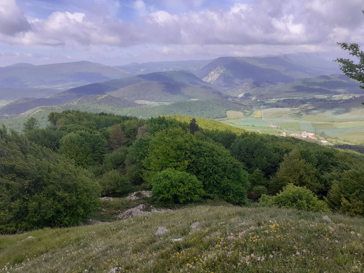 Preciosa cima, muy cerca de Irurtzun, alberga un antiguo templo cuya perfecta ubicación lo convirtió en un importante punto de vigilancia