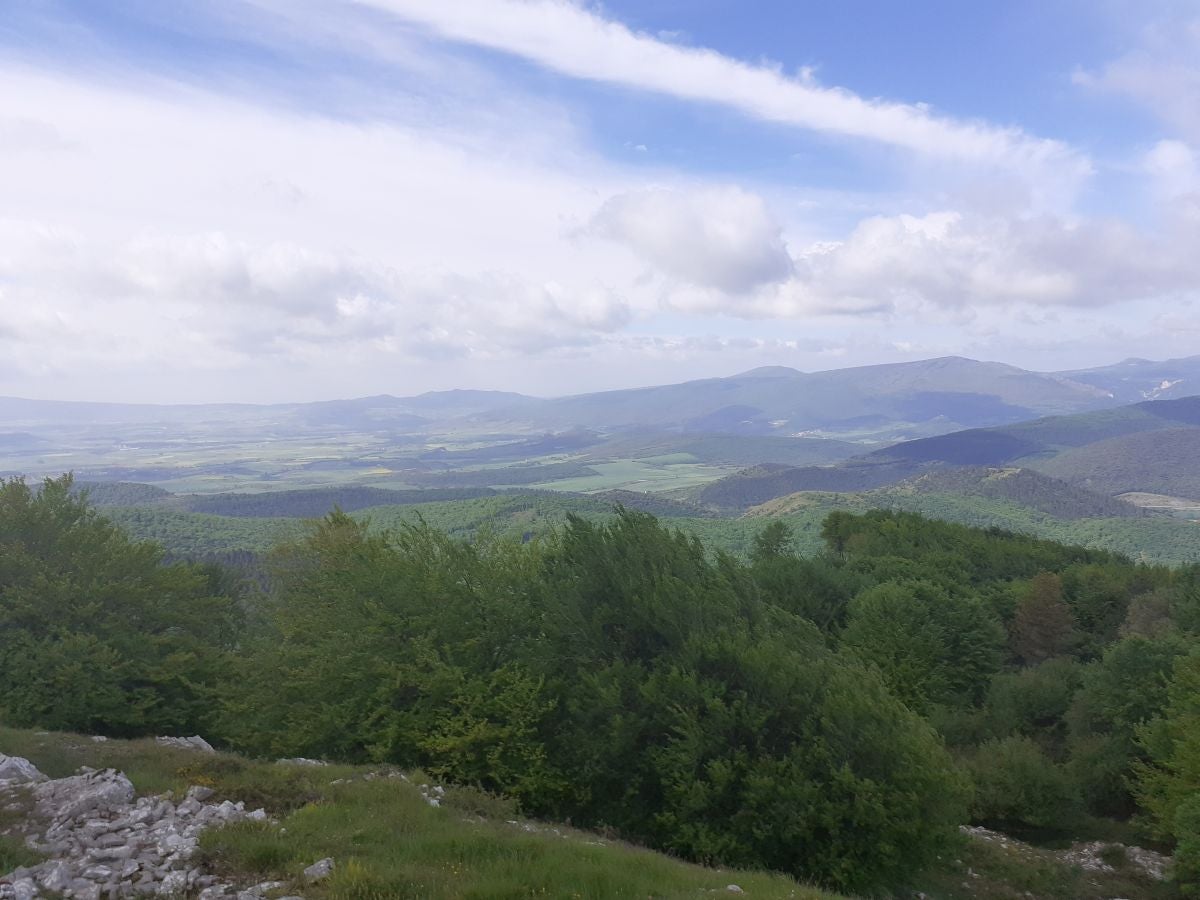 Preciosa cima, muy cerca de Irurtzun, alberga un antiguo templo cuya perfecta ubicación lo convirtió en un importante punto de vigilancia