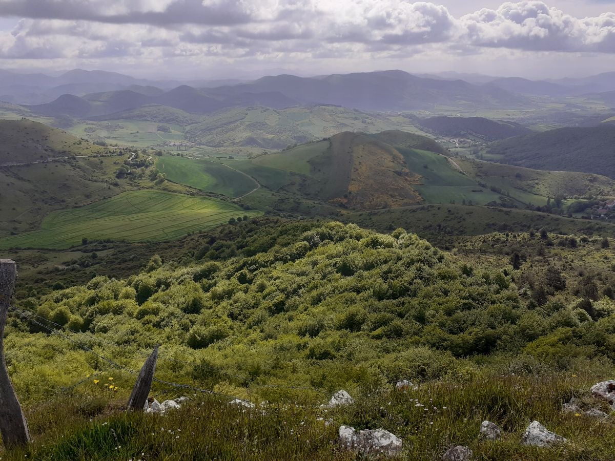 Preciosa cima, muy cerca de Irurtzun, alberga un antiguo templo cuya perfecta ubicación lo convirtió en un importante punto de vigilancia