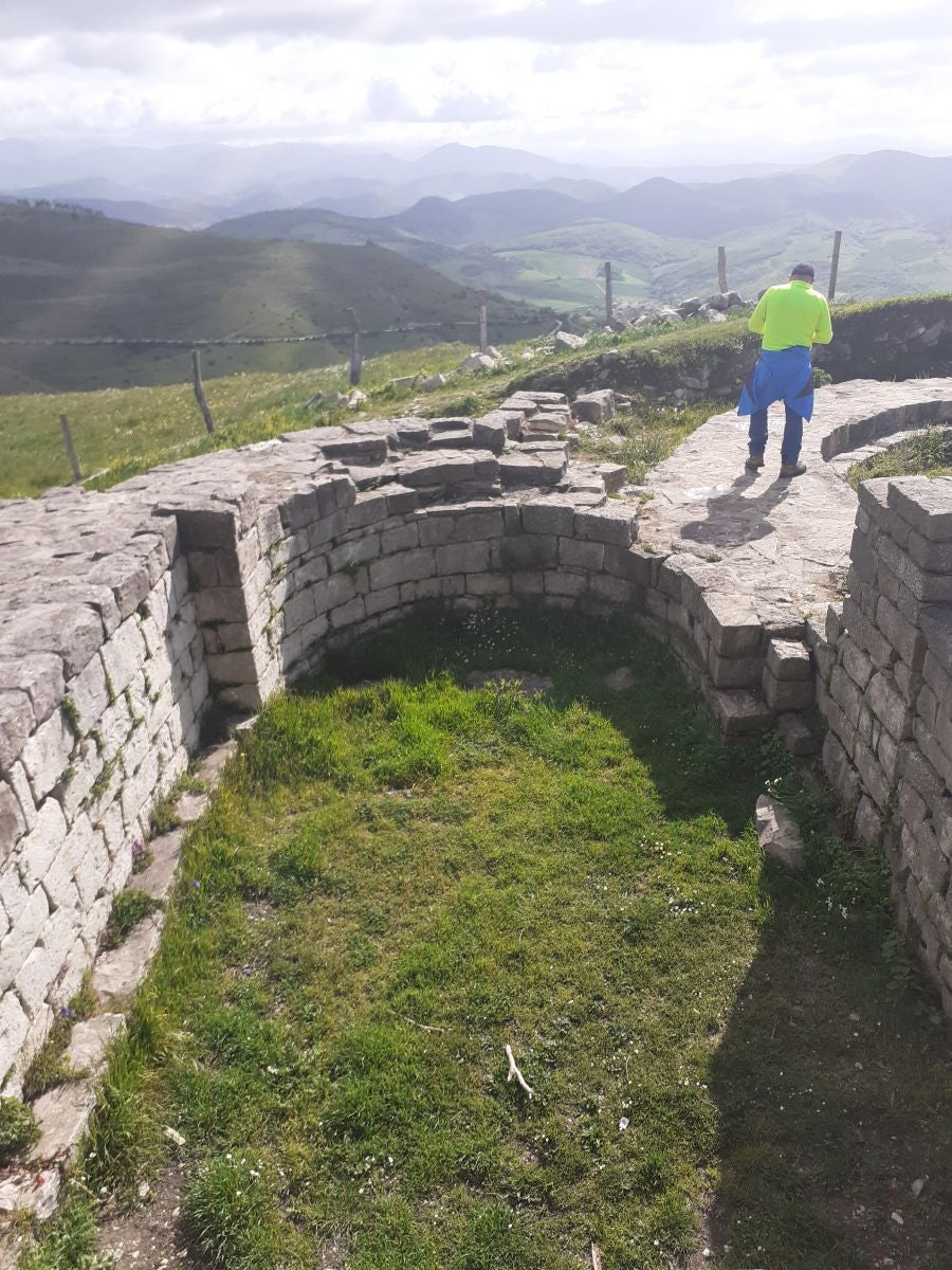 Preciosa cima, muy cerca de Irurtzun, alberga un antiguo templo cuya perfecta ubicación lo convirtió en un importante punto de vigilancia