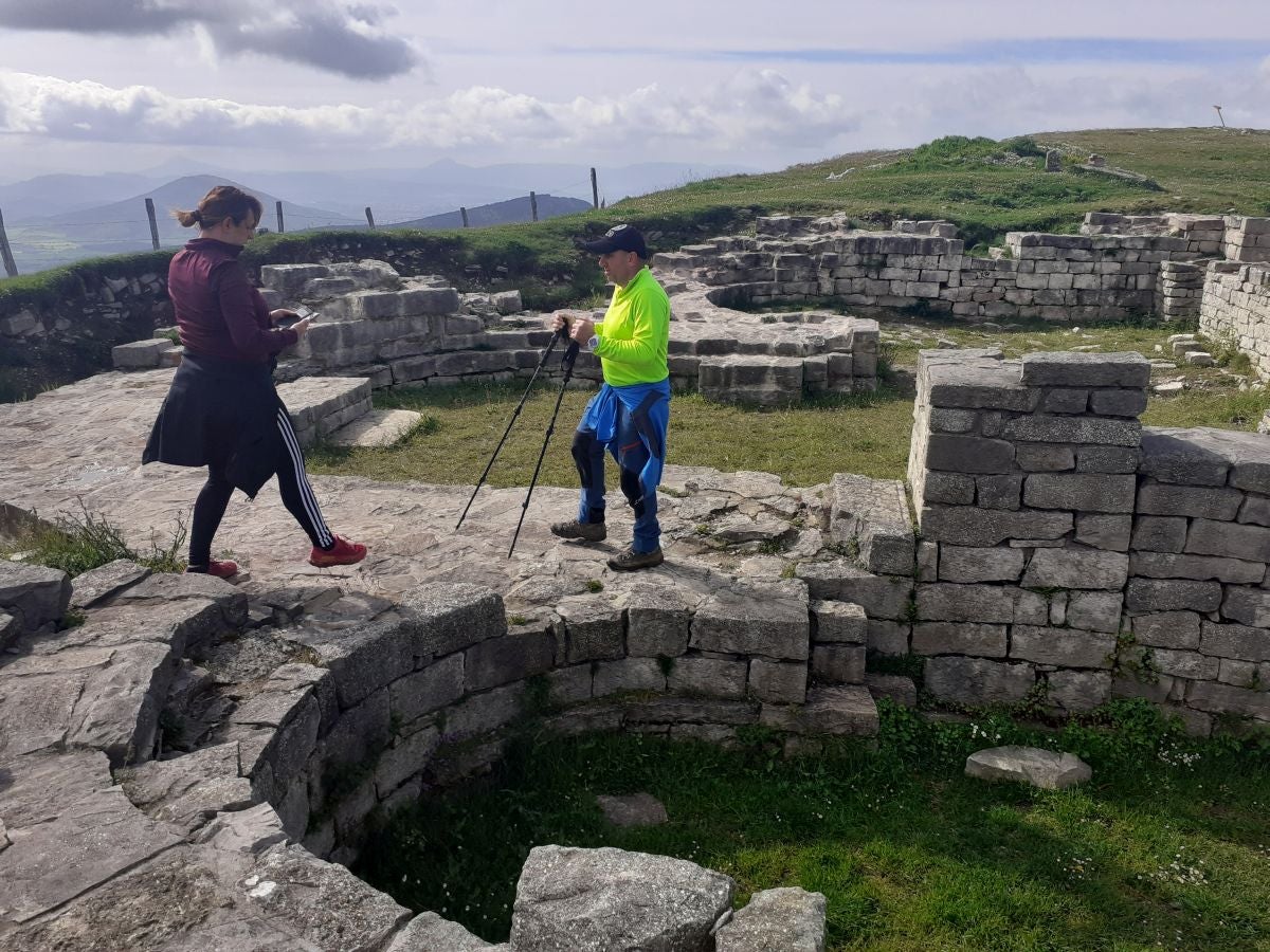 Preciosa cima, muy cerca de Irurtzun, alberga un antiguo templo cuya perfecta ubicación lo convirtió en un importante punto de vigilancia