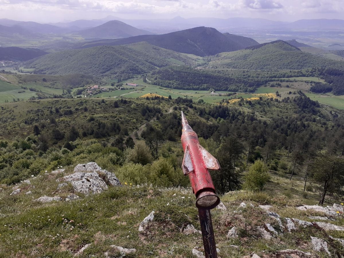 Preciosa cima, muy cerca de Irurtzun, alberga un antiguo templo cuya perfecta ubicación lo convirtió en un importante punto de vigilancia