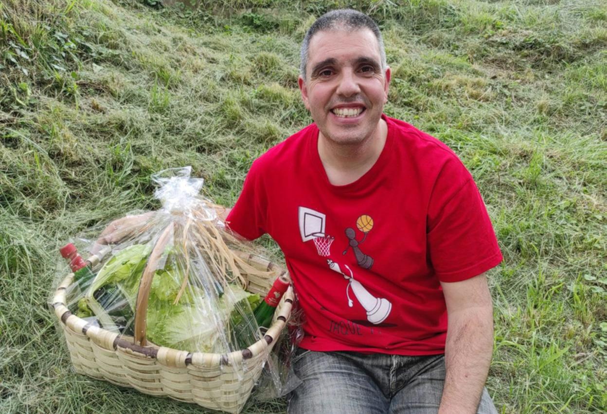 Legorburu obtuvo una cesta con productos de los caseríos de Altza.