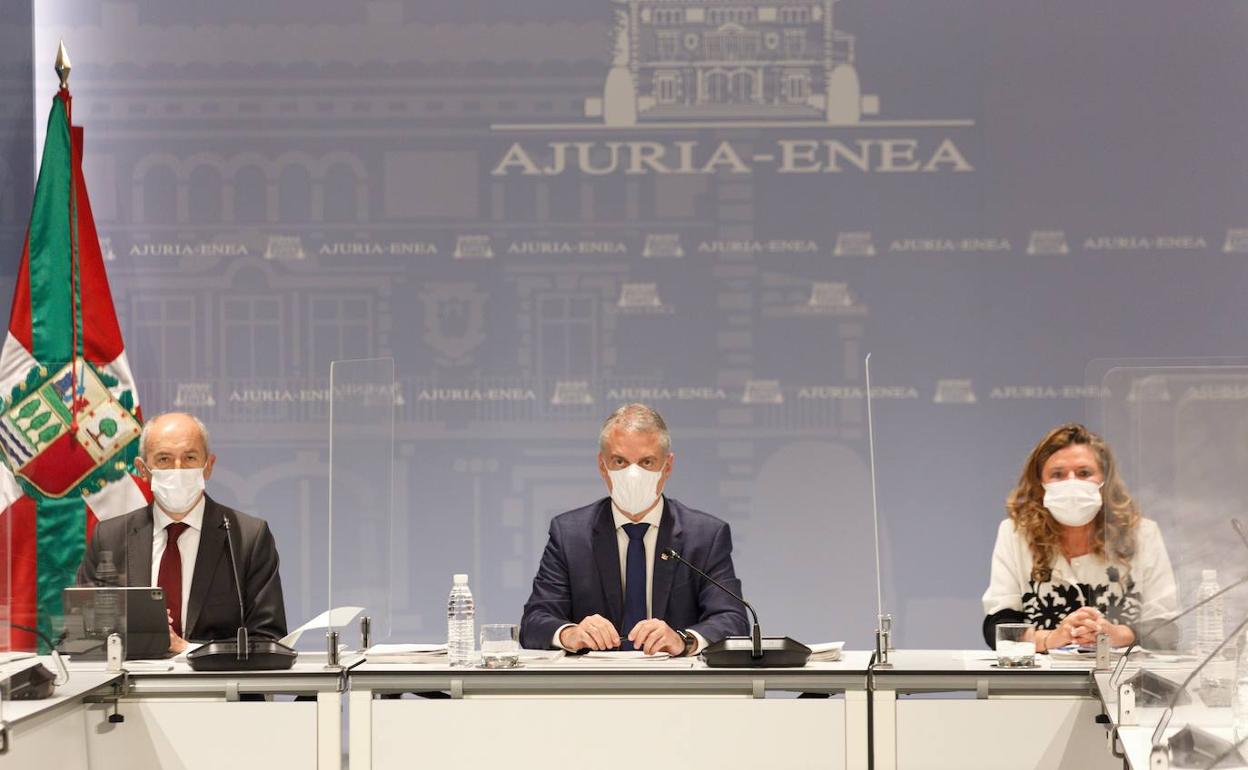 El lehendakari, Iñigo Urkullu (c), junto con la consejera de Salud, Gotzone Sagardui (d) y el vice lehendakari y consejero de Seguridad, Josu Erkoreka(i), preside el LABI.