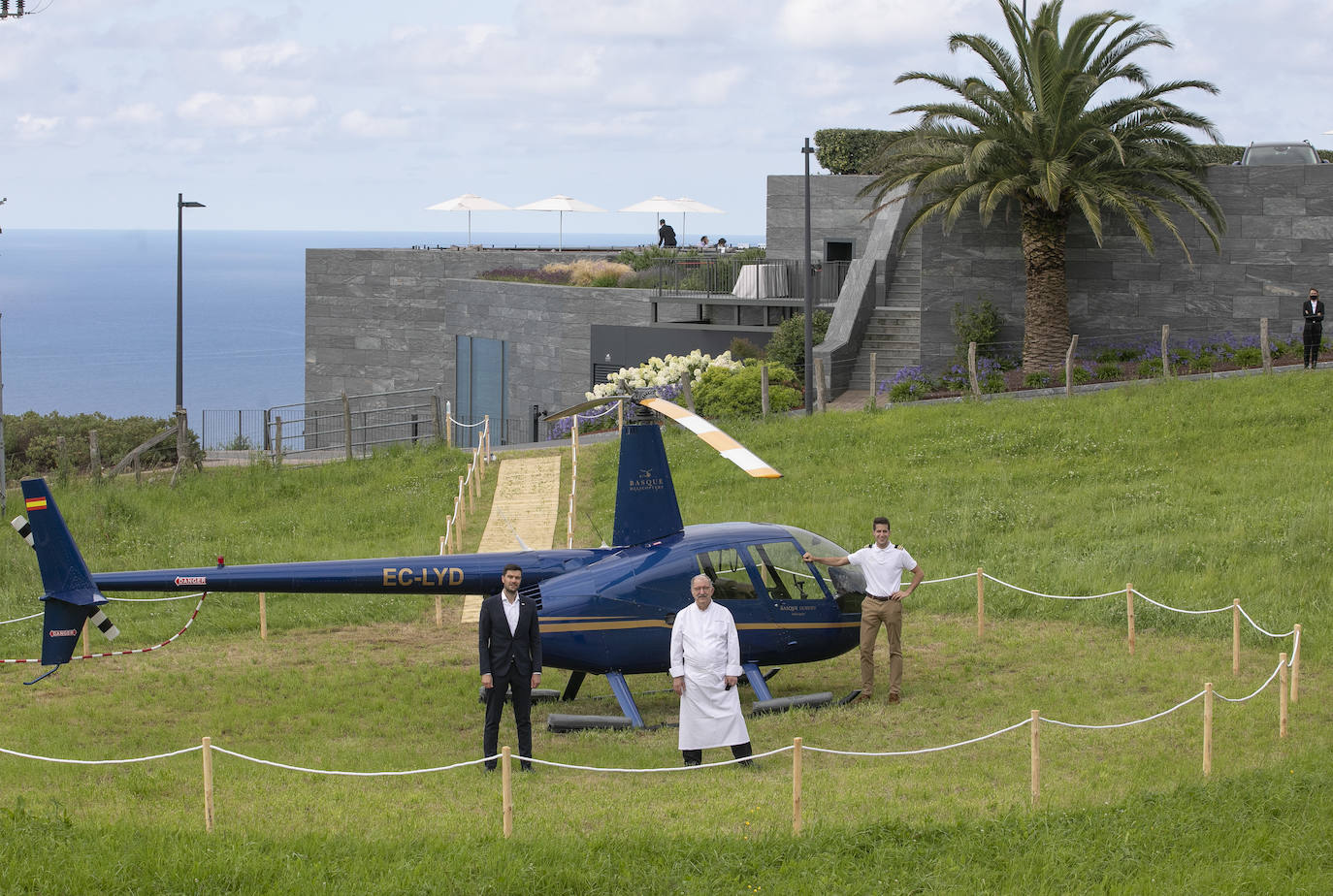 Basque Luxury. Comienza a funcionar el servicio que ofrece vuelos en helicóptero y el acceso desde el aire a restaurantes como el de Subijana. DV monta en el estreno del Robinson 44