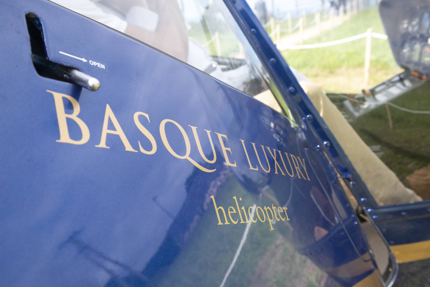 Basque Luxury. Comienza a funcionar el servicio que ofrece vuelos en helicóptero y el acceso desde el aire a restaurantes como el de Subijana. DV monta en el estreno del Robinson 44