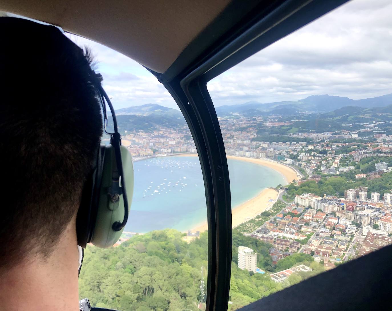Basque Luxury. Comienza a funcionar el servicio que ofrece vuelos en helicóptero y el acceso desde el aire a restaurantes como el de Subijana. DV monta en el estreno del Robinson 44